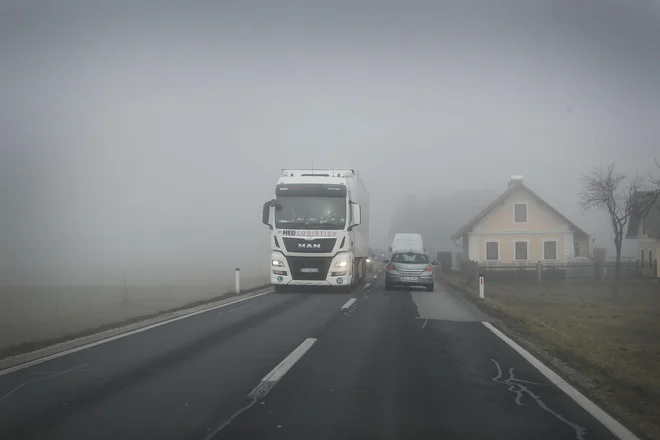 Težave so tudi z nekaterimi cestami. FOTO: Leon Vidic/Delo