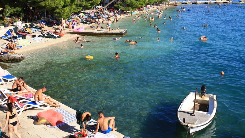 Fotografija: Takšnih gneč na plažah ne bo več, pravijo na Hrvaškem. Foto Tomi Lombar