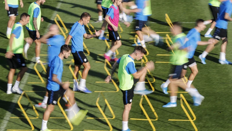 Fotografija: Tovrstni prizori z nogometnih treningov najmanj nadaljnjih 14 dni še niso dovoljeni. FOTO: Uroš Hočevar/Delo