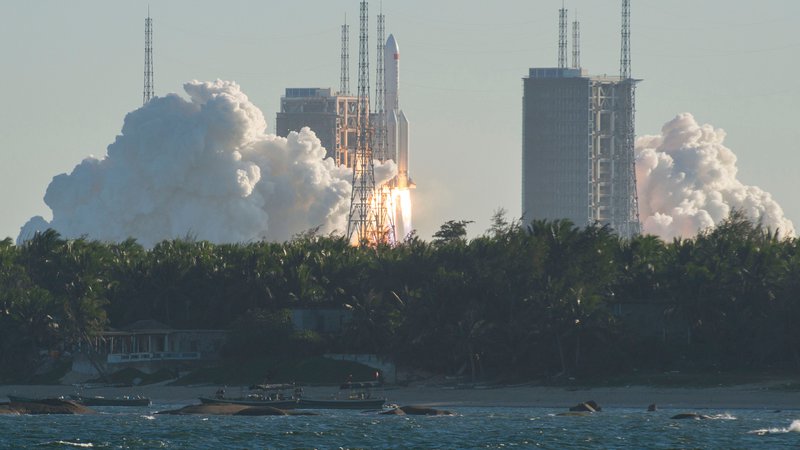 Fotografija: Dolgi pohod 5B je močna nosilna raketa, ki se je letos že dvakrat neuspešno pognala v nebo, v torek pa je brez zapletov poletela iz centra za vesoljske polete v Wenchangu. Foto: AFP