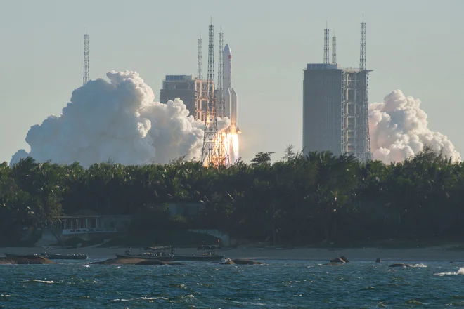 Dolgi pohod 5B je močna nosilna raketa, ki se je letos že dvakrat neuspešno pognala v nebo, v torek pa je brez zapletov poletela iz centra za vesoljske polete v Wenchangu. Foto: AFP