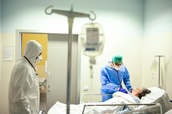Švedska, ki je v boju proti pandemiji covida-19 ubrala mehkejši pristop od večine evropskih držav, je danes sporočila, da je za to boleznijo v državi umrlo skoraj 3000 ljudi. Glavni švedski epidemiolog Anders Tegnell je danes na novinarski konferenci dejal, da gre za &raquo;grozljivo visoko številko&laquo;, poroča francoska tiskovna agencija AFP. FOTO: Afp