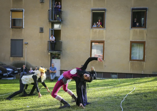 Umetniška intervencija ANA POD OKNOM, s katero so presenetili in razveselili stanovalce manjše soseske na Prulah. Foto Jože Suhadolnik/Delo