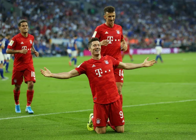 Poljski nogometni zvezdnik Robert Lewandowski, napadalec münchenskega Bayerna, ima danes dva razloga za veselje: ob novici o bližnjem nadaljevanju elitne nemške lige je še drugič postal očka, potem ko mu je žena Anna z Lauro rodila še drugo hčerko po Klari. FOTO: Reuters