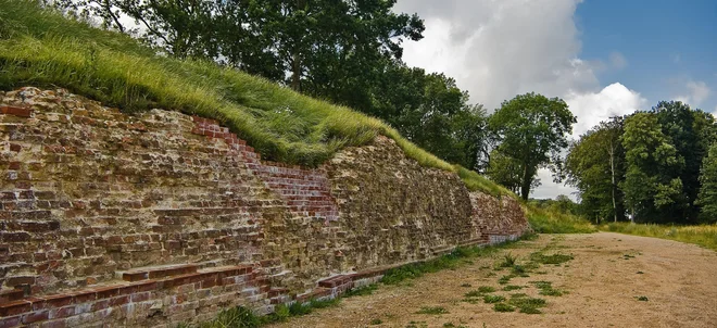 <strong>Arheološka meja Hedeby in Danevirke (Nemčija)</strong><br />
Arheološko najdišče Hedeby vsebuje ostanke antičnega mesta, ki ga sklene utrjena linija Danevirke. Mesto je bilo vozlišče trgovskih poti med Frankovskim imperijem na jugu in Danskim kral