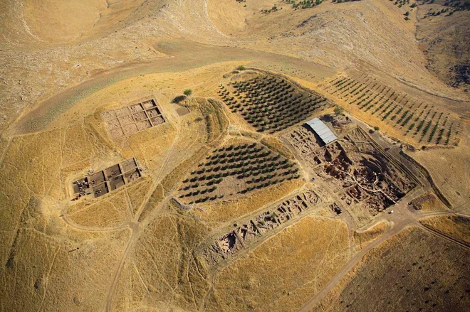 <strong>Göbekli Tepe (Turčija)</strong><br />
Na jugovzhodu Anatolije se v gorovju Germus skrivajo monumentalne okrogle in kvadratne strukture, ki so jih zgradili pripadniki lovsko-nabiralniške skupnosti v letih 9600 in 8200 pred našim štetjem. Strokovnja