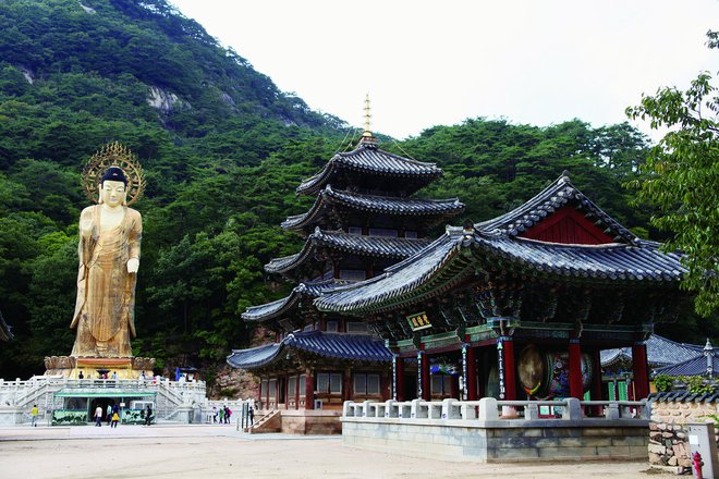 <strong>Korejski budistični templji Sansa (Koreja)</strong><br />
Gorski templji so posuti po južnih provincah na Korejskem polotoku. Sedem templjev ima značilnosti, specifične za Korejo – madang ali odprti vrt, obkrožen s štirimi stavbami (budistič