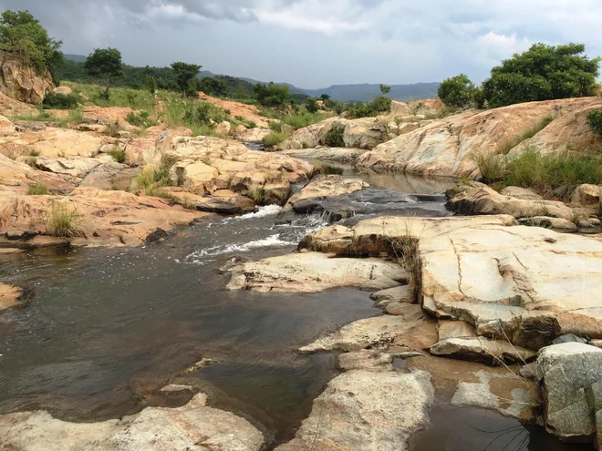 <strong>Barberton Makhonjwa (Južna Afrika)</strong><br />
Območje na severovzhodu Južne Afrike je eno najstarejših geoloških struktur. Vulkanske in sedimentne kamnine so stare več kot tri milijarde let. Območje je posuto tudi s kraterji, ki so nastajali o