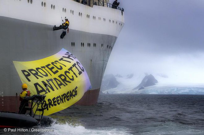 Aktivisti Greenpeacea so med trimesečno odpravo na Antarktiko na začetku tega leta na ladjo za lov krila obesili napis Rešimo Antarktiko. FOTO: Greenpeace