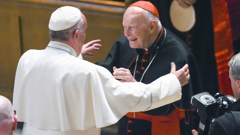 Fotografija: Kardinal Theodor McCarrick, na fotografiji med sprejemom papeža Frančiška v washingtonski katedrali, je veljal za dobrega prijatelja ameriškega predsednika Georgea Busha. FOTO: AP