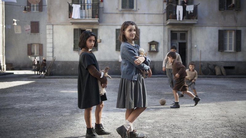 Fotografija: Novembra bomo na HBO lahko začeli gledati osemdelno serijo Genialna prijateljica, posneto po prvem romanu iz Neapeljskega cikla. FOTO: HBO