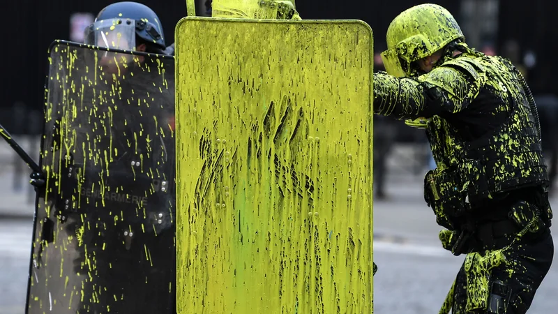 Fotografija: Policisti proti protestnikom, Elizejske poljane.
FOTO AFP