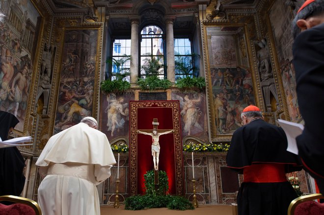 Aktualni papež je na začetku svojega ustoličenja žrtvam obljubil resno podporo in kaznovanje krivcev. FOTO: Handout Afp