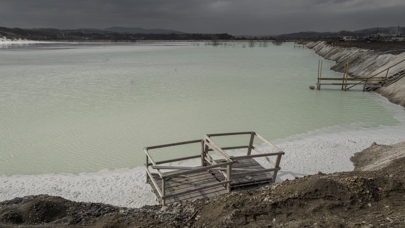 Fotografija: Na prvi pogled romantično jezero v Lukavcu domačini imenujejo Belo morje, v njem se kopičijo strupene industrijske odplake. V tej vodi riba ne preživi niti pol ure. FOTO: Voranc Vogel/Delo