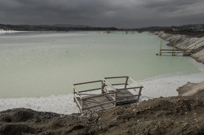 Na prvi pogled romantično jezero v Lukavcu domačini imenujejo Belo morje, v njem se kopičijo strupene industrijske odplake. V tej vodi riba ne preživi niti pol ure. FOTO: Voranc Vogel/Delo