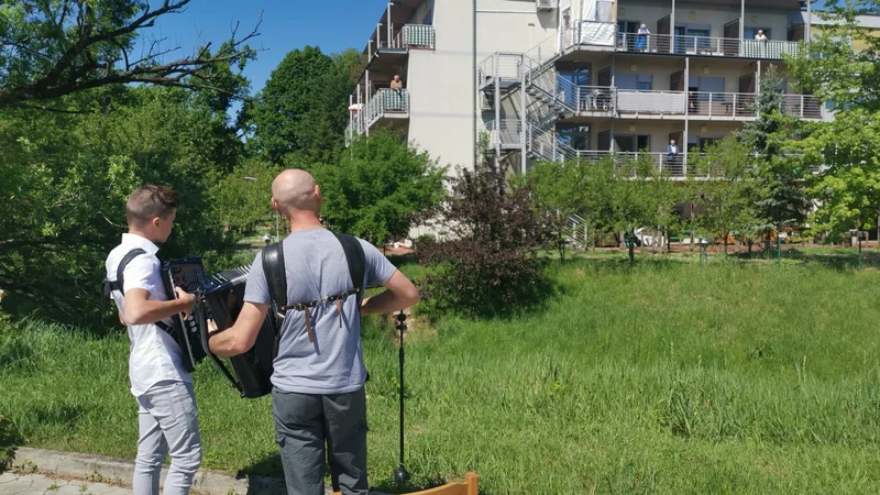 Fotografija: Učenci glasbene šole Slavka Osterca ta teden s svojimi nastopi krajšajo čas stanovalcem ljutomerskega doma, ki ne smejo na prosto in so brez obiskov svojcev že šest tednov. FOTO: GŠ Slavka Osterca Ljutomer