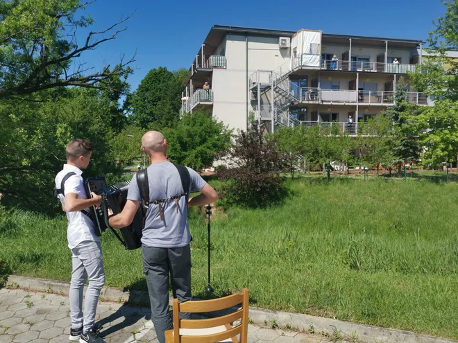 Učenci glasbene šole Slavka Osterca ta teden s svojimi nastopi krajšajo čas stanovalcem ljutomerskega doma, ki ne smejo na prosto in so brez obiskov svojcev že šest tednov. FOTO: GŠ Slavka Osterca Ljutomer