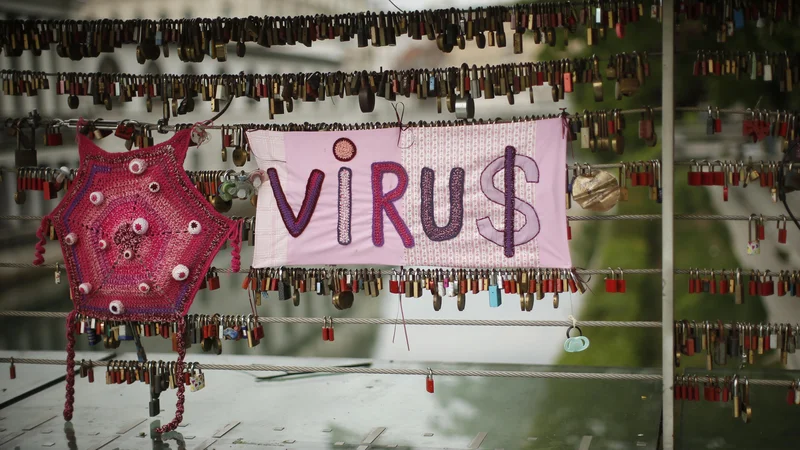Fotografija: Z epidemijo koronavirusa, ki je družbe in kulture po vsem svetu poenotil v istih skrbeh, se je vzpostavil diskurz, da smo se prvič znašli v resnično globalno povezanem, do zadnjega atoma prepletenem svetu. FOTO: Jure Eržen/Delo
