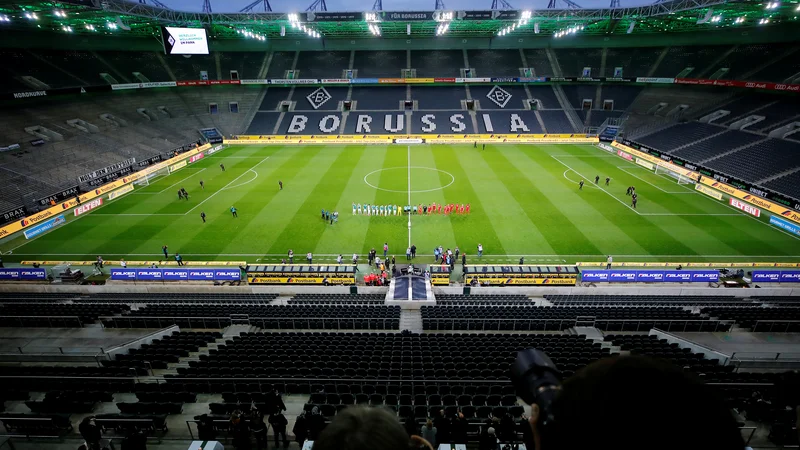 Fotografija: V nogometni podobi nemških stadionov bodo naslednji poldrugi mesec vidni le nogometaši. FOTO: Reuters