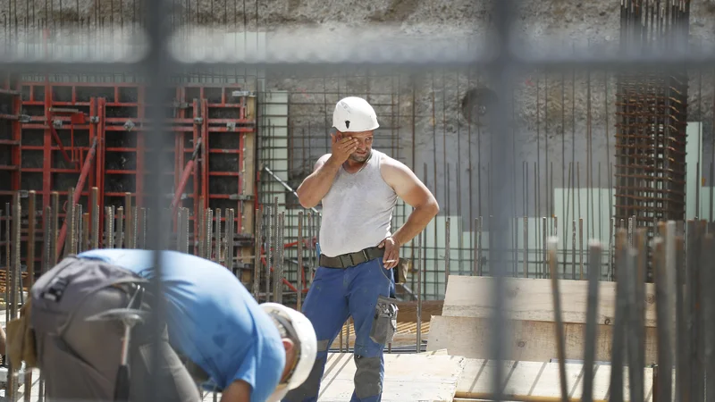 Fotografija: Državni infrastrukturni projekti skupaj z vzdrževanjem infrastrukture so se skoraj ustavili. FOTO: Leon Vidic/Delo