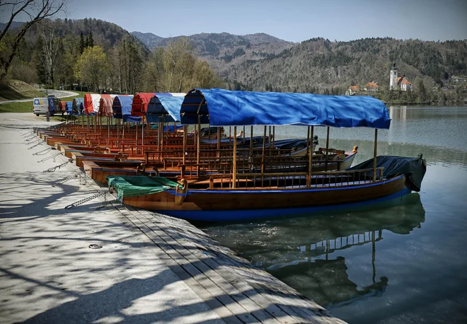 Koronavirus je močno prizadel tudi turizem. FOTO: Blaž Samec/Delo