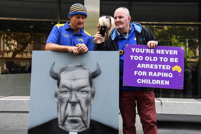 Protestniki pred sodiščem v Melbournu marca 2019 pričakujejo obsodbo kardinala Pella. FOTO: William West/AFP