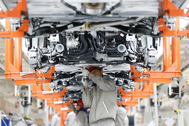 Proizvodnja v eni od Volkswagnovih tovarn na Kitajskem<br />
Foto Reuters