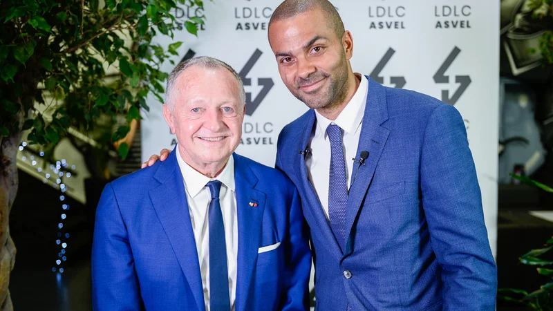 Fotografija: Kljub razliki v starosti se Tony Parker in Jean-Michel Aulas odlično razumeta. FOTO: Ol Groupe