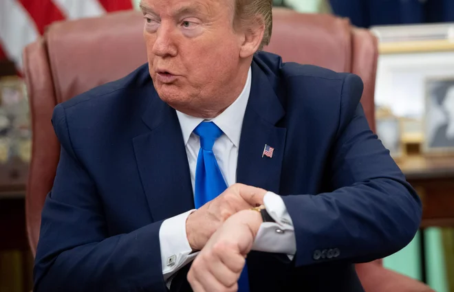 Ameriški predsednik Donald Trump poudarja, da bi morali virus ustaviti pri izvoru, na Kitajskem. FOTO: Saul Loeb/AFP