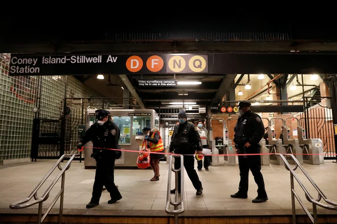 Dezinficiranje newyorške podzemne železnice v času koronavirusa. FOTO: Andrew Kelly/Reuters