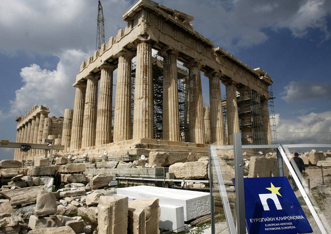 Akropolo v Atenah, kulturno-zgodovinsko dediščino v Grčiji, vsako leto obišče več milijonov turistov. FOTO: Reuters
