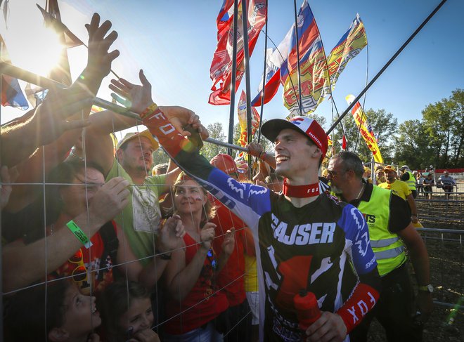 Tim Gajser je avgusta lani v Imoli postal drugič svetovni prvak v razredu MXGP, tam je z njim naslov proslavljalo veliko slovenskih navijačev. FOTO: Matej Družnik