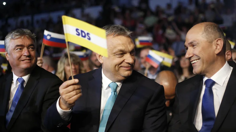 Fotografija: Madžarski premier Viktor Orbán (v sredini) je tesen zaveznik slovenskega premiera Janeza Janše. FOTO: Blaž Samec