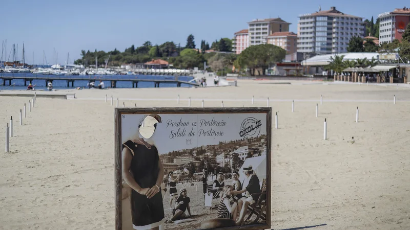 Fotografija: Še prejšnjo nedeljo smo videli prizore, ko so obiskovalce, ki so se zadrževali na plažnih površinah, preganjali policisti in jim grozili s 400 evrov globe. Zdaj si v turističnih krajih spet želijo večjega obiska.