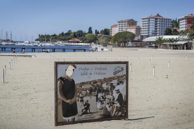 Še prejšnjo nedeljo smo videli prizore, ko so obiskovalce, ki so se zadrževali na plažnih površinah, preganjali policisti in jim grozili s 400 evrov globe. Zdaj si v turističnih krajih spet želijo večjega obiska.