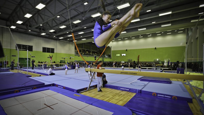 Fotografija: Upravljalci ne želijo v gimnastičnem centru z razkužilom uničiti tekmovalna orodja, tepihe, parter. FOTO: Jože Suhadolnik