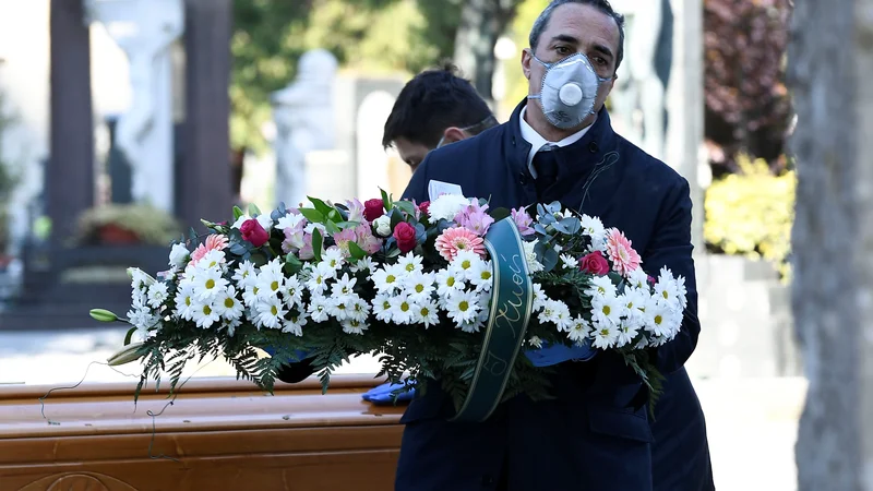 Fotografija: Po vladnih podatkih so včeraj v Sloveniji opravili 1055 testov za okužbo z novim koronavirusom in potrdili eno, skupaj doslej 1449. Umrla pa ta dan ni nobena oseba s covidom-19, kar pomeni, da število smrtnih žrtev za zdaj ostaja 99. V sredo se je v bolnišnicah zdravilo 52 bolnikov s covidom-19, 13 jih je potrebovalo intenzivno nego. V domačo oskrbo so odpustili enega bolnika, doslej 247. Večina smrtnih žrtev, skoraj 80 odstotkov, pa prihaja iz domov za starejše. Do vključno 4. maja je umrlo 78 stanovalcev domov starejših s covidom-19, in sicer je po podatkih Nacionalnega inštituta za javno zdravje (NIJZ) deset varovancev umrlo v bolnišnicah, 68 pa v domu. FOTO: Reuters
