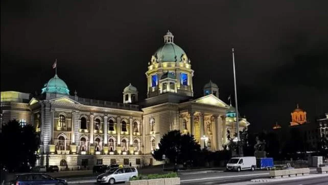 Fotografija: Med skupščino in zgradbo predsedstva v središču Beograda je protestiralo blizu tisoč protestnikov in opozicijskih politikov. Foto Milena Zupanič