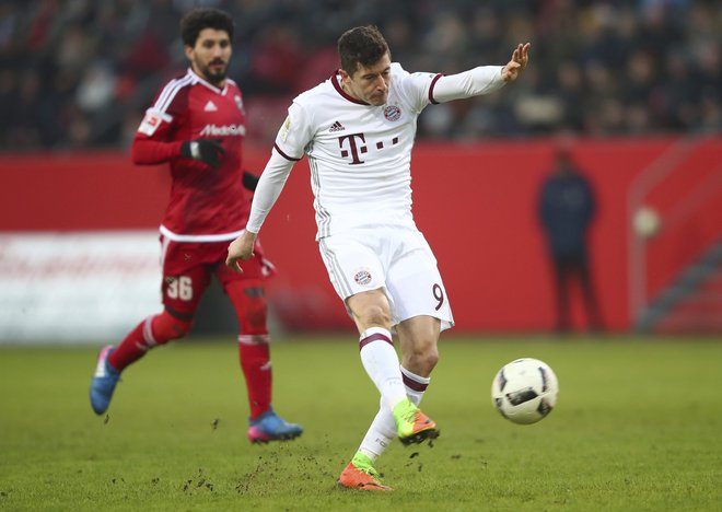 Udarni Bayernov zvezdnik Robert Lewandowski, sicer poljski reprezentant, se veseli nadaljevanja sezone. FOTO: Reuters