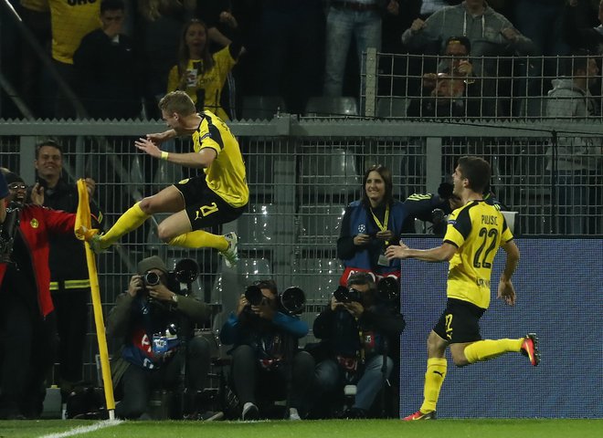 Pred nogometaši priljubljene rumeno-črne Borussie iz Dortmunda bo že na začetku veliki lokalni derbi s Schalkejem. FOTO: Reuters