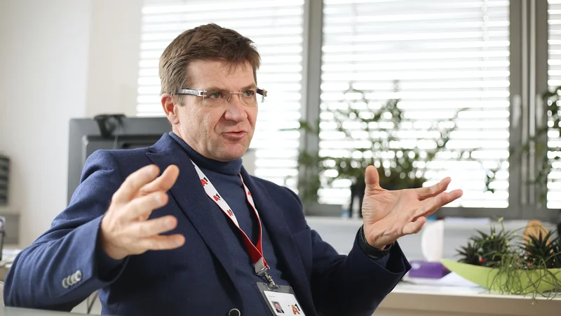 Fotografija: »Skoraj dva meseca nisem bil v Sloveniji. Videokonference so dobra rešitev, a dolgoročno se ljudje med seboj morajo srečevati, brez tega bo nastala poslovna škoda,« je prepričan Dejan Turk. Foto Leon Vidic