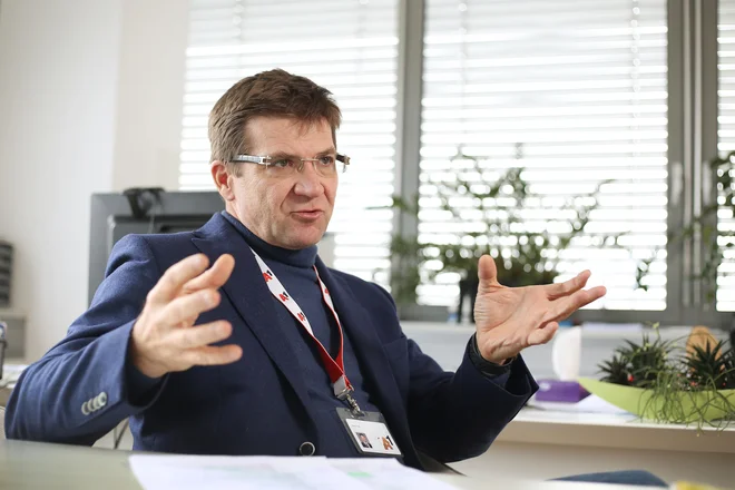 »Skoraj dva meseca nisem bil v Sloveniji. Videokonference so dobra rešitev, a dolgoročno se ljudje med seboj morajo srečevati, brez tega bo nastala poslovna škoda,« je prepričan Dejan Turk. Foto Leon Vidic