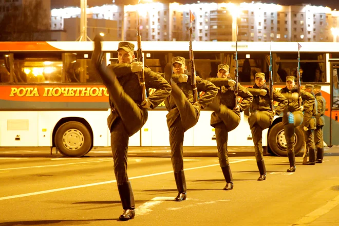 Letos v Moskvi parade ne bo, tudi vabilu v Minsk, kjer priprave na jutrišnjo slovesnost nemoteno potekajo, se po dosedanjih informacijah ne bo odzval skoraj noben državnik. Foto: Reuters