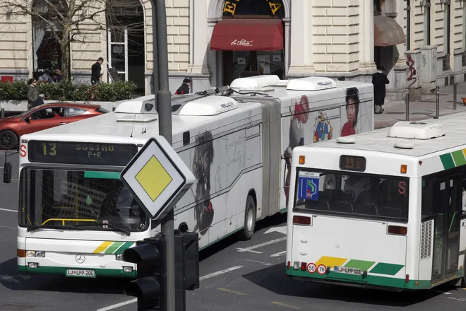 V LPP&nbsp; načrtujejo, da bi v ponedeljek začelo voziti 115 avtobusov, v normalnih okoliščinah se jih po Ljubljani vozi okoli 190. FOTO:&nbsp;Mavric Pivk/Delo