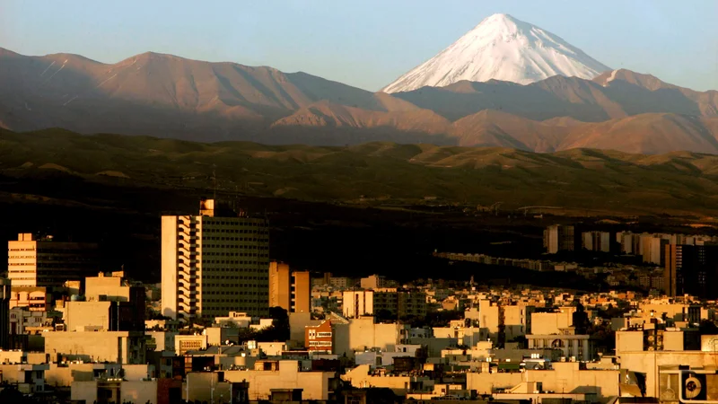 Fotografija: Damavand, mesto in ognjenik vzhodno od iranske prestolnice Teheran, je sinoči stresel potres, ki bi utegnil napovedovati tudi izbruh ognjenika. FOTO: Morteza Nikoubazl/Reuters