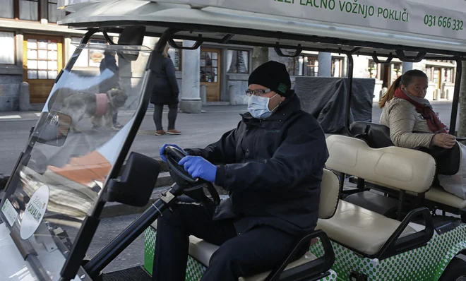 V času epidemije potniki z ljubljanskim Kavalirjem do lekarn, trgovin in tržnice. FOTO: Blaž Samec/Delo