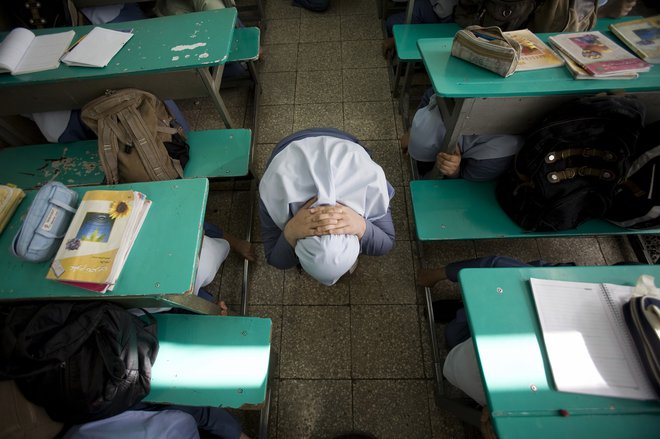 V Iranu so potresi zelo pogosti, zato imajo v državi pogosto tudi organizirane vaje reševanja in obnašanja med potresi, kot je ta med študenti v Teheranu leta 2008. FOTO: Morteza Nikoubazl/Reuters