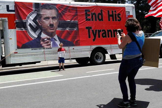 Utrinek iz protesta v Sacramentu, ki poziva k ponovnemu odprtju Kalifornije. Zvezna ameriška država je zaradi izbruha koronavirusna še vedno pod karaneno. FOTO: Stephen Lam/Reuters