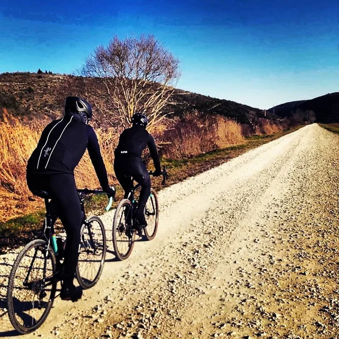 Na trdih podlagah se vozite kot bi se s specialko po pločniku - dovolj hitro, a z zavedanjem, da to ni gladka asfaltna cesta in da nas lahko kaj preseneti. FOTO: M.B.C.