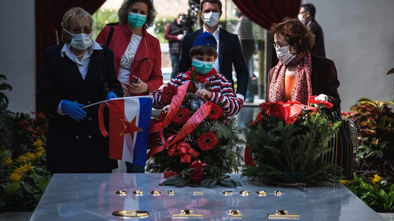 Fotografija: Srbski privrženci pokojnega jugoslovanskega voditelja Josipa Broza Tita se se mu poklonili v Hiši cvetja, ki se nahaja v Muzeju zgodovine Jugoslavije na Dedinju v Beogradu. 4. maja 2020 je bila 40. obletnica Titove smrti, v času, ko je zapuščina pokojnega jugoslovanskega voditelja še vedno tema razprav. FOTO: Andrej Isaković/Afp